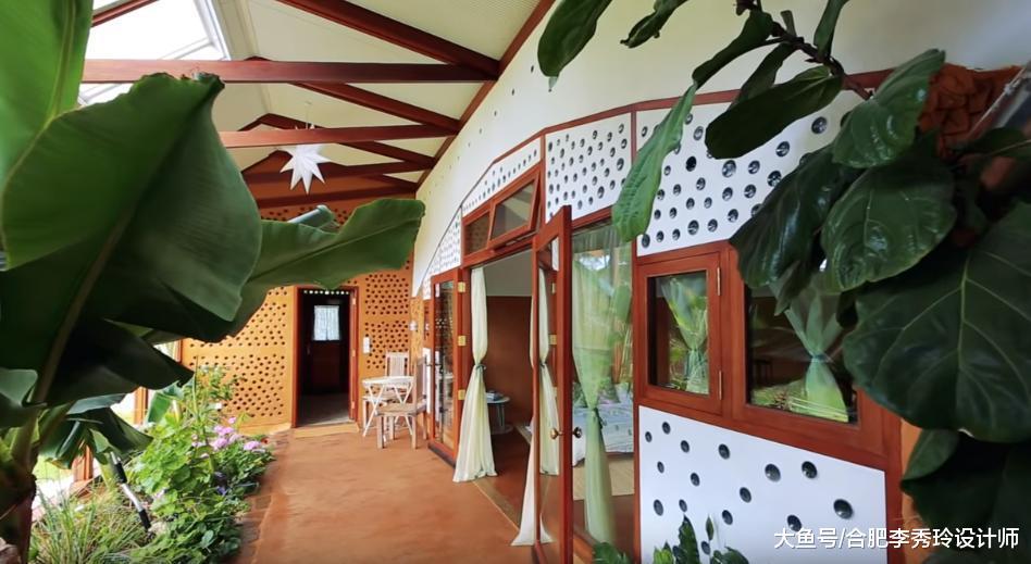 70㎡乡村小屋, 远看像一条船! 玻璃围个花房, 入户门用玻璃瓶砌, 有创意