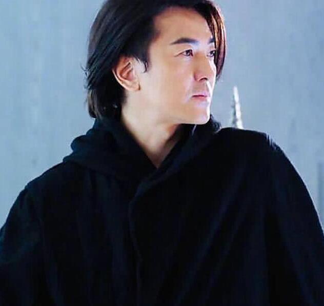 他是唯一一位留长发不娘的男性，剪了板寸后，才懂啥叫硬汉