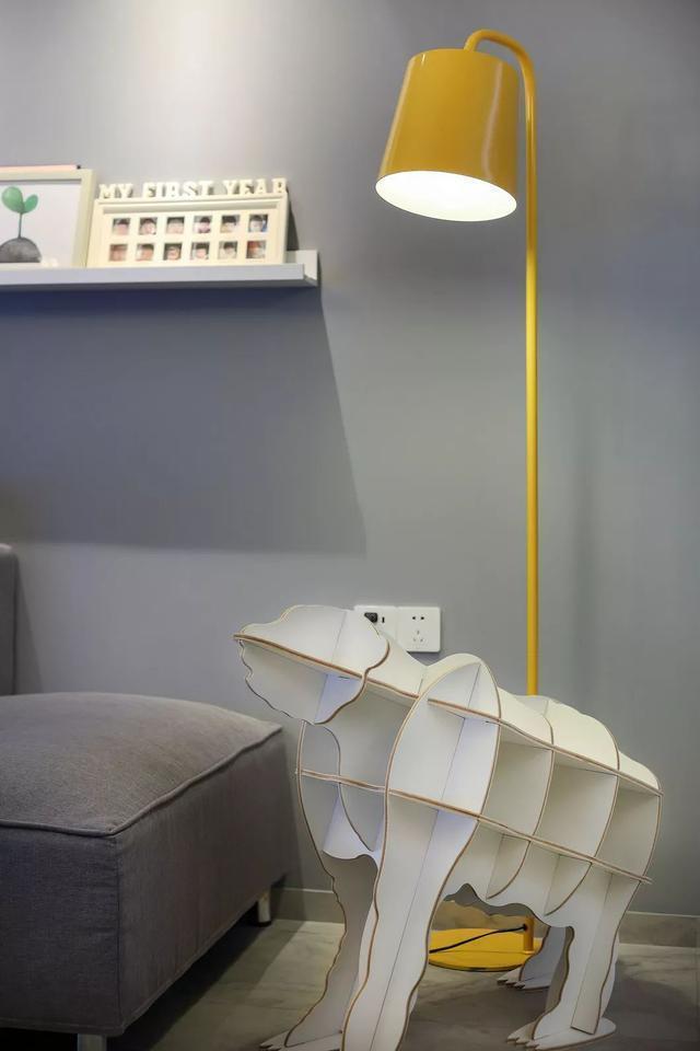 客餐厅地面通铺水泥砖，过道可以荡秋千，朋友说没见过这样的！