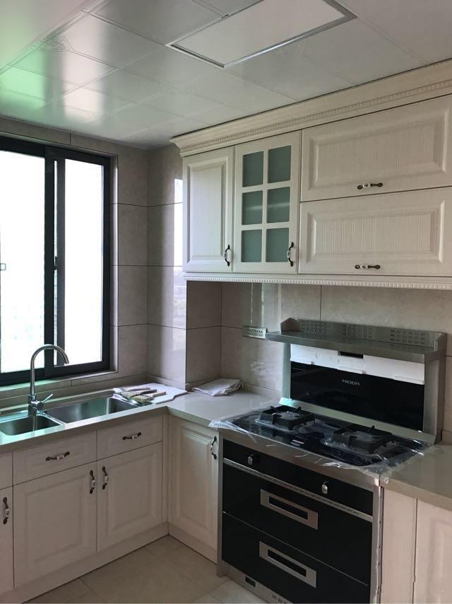 晒晒刚打扫干净的新房，装上灯就很漂亮了，朋友都夸橱柜做得好