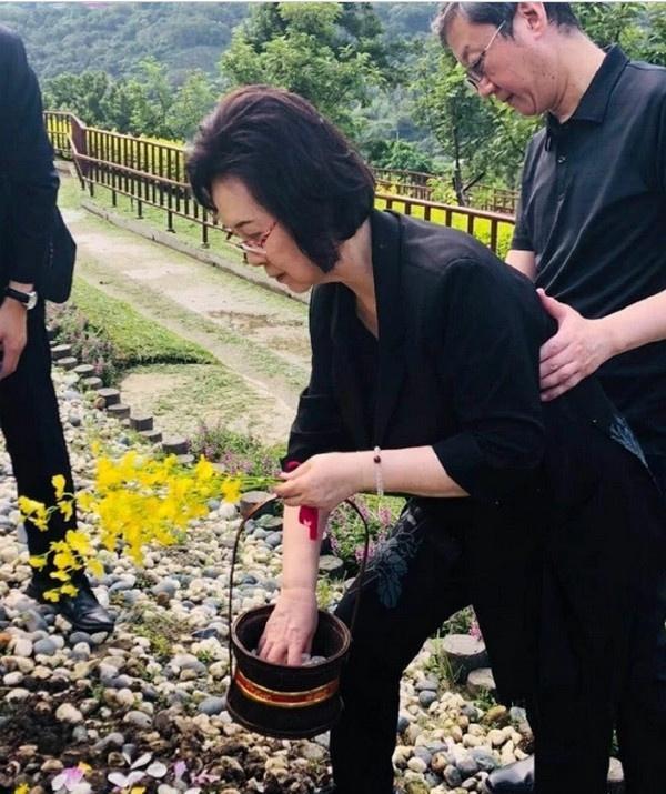 琼瑶老公遗嘱曝光，财产分割明显不公平，平家子女为何无异议？