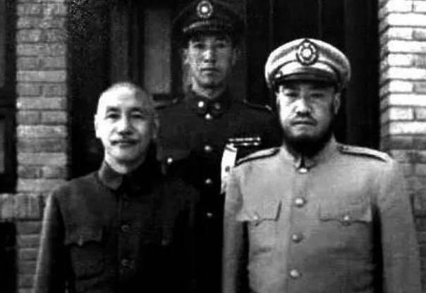 敌军抓了一个兵，自称通讯兵，送进牢房时全体战俘立正，暴露身份 !