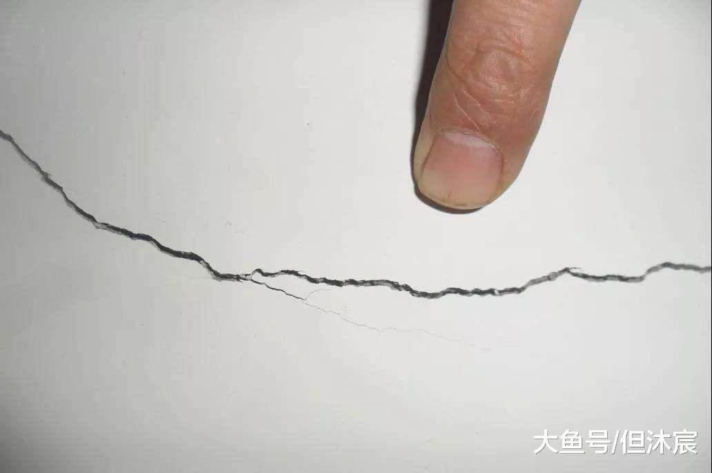 顶面出现了裂缝，是沉降式裂缝还是腻子开裂，如何进行确认及维修