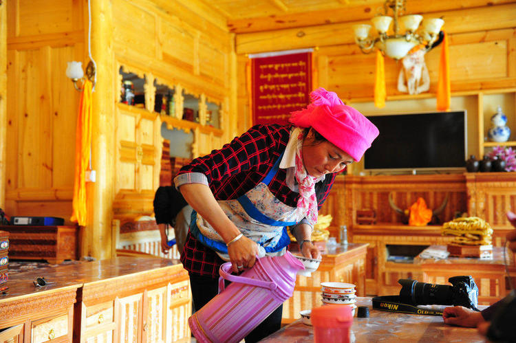 大姐端上一桌当地最特色美食，客人却只默默喝了几口白开水！