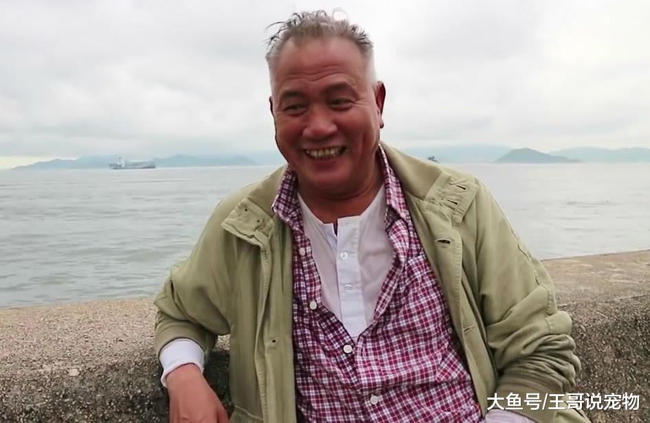 万梓良近照曝光，白发稀疏却笑容灿烂，港片老大哥晚年帅气依旧