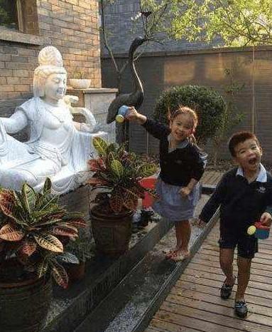 ?参观刘涛现实的豪宅，院子设计白色雕像，复出后吸金力超强