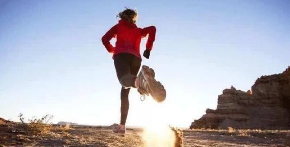 中国最尴尬的“跑鞋之王”，曾让阿迪耐克头疼，如今却被嫌弃太丑了