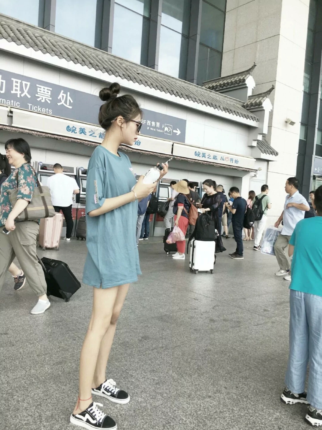 你这样坐火车，想不吸引人都难