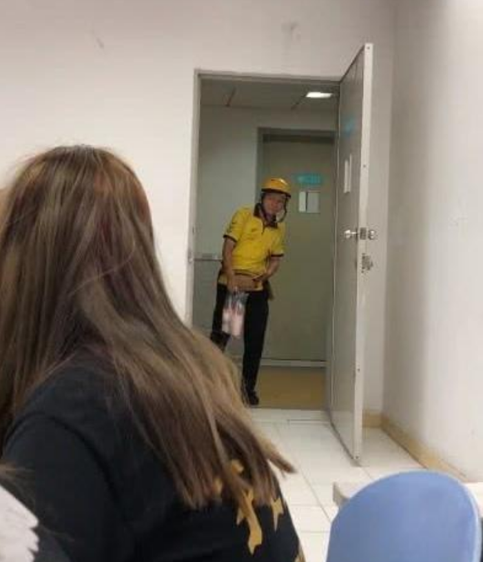 最機智的外賣小哥火了，網友稱贊道：刀山火海你敢點，我敢送！