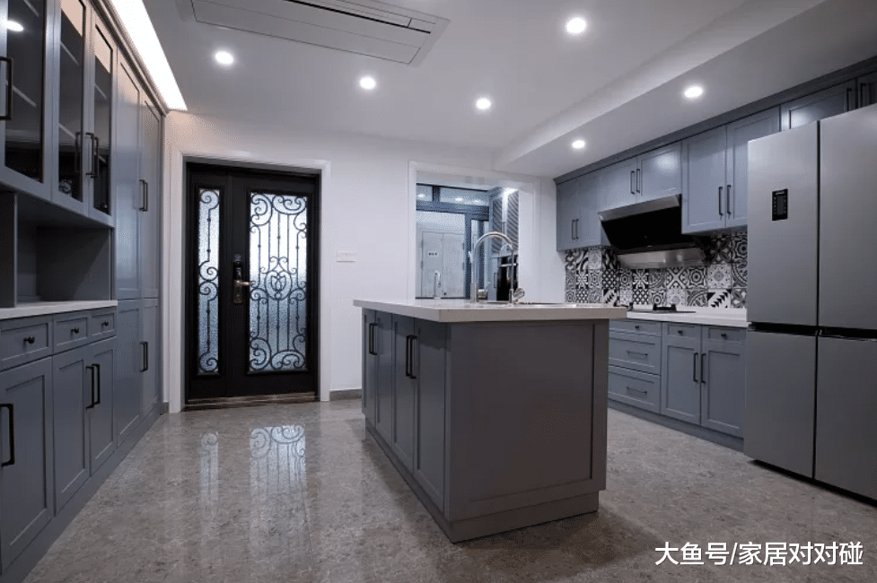 为20㎡小院, 坚持买下203㎡底楼复式, 完工变简约小豪宅, 太值了