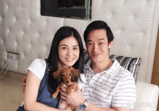 带你参观杨采妮住的豪宅，连电视墙都是软包设计，装修很欧式化