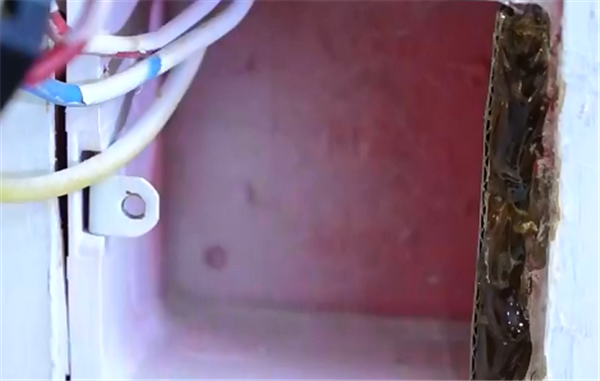 墙上插座松动不好用，教你一招，不花一分钱，比新的还牢固