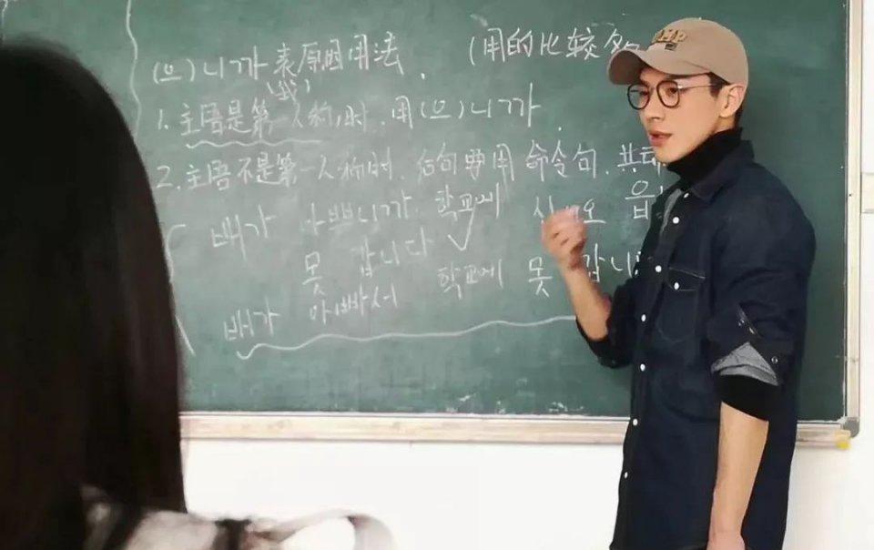 有个高颜值的老师是啥体验？上课是一种享受吧哈哈哈