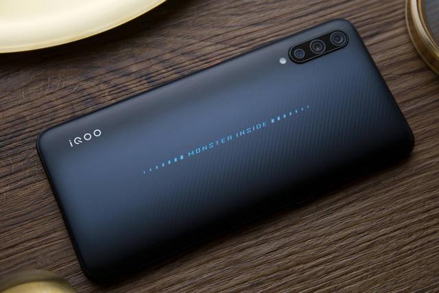 抢先体验《和平精英》：游戏改动提前知，和iQOO简直完美适配！