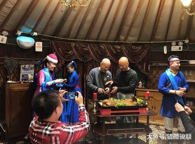 腾格尔和陈佩斯划拳喝酒, 两人的光头很耀眼, 却比不过旁边服务员