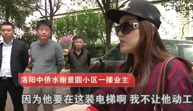 老旧小区加装电梯，一楼开车堵住门口：不同意，影响底层房子价值！