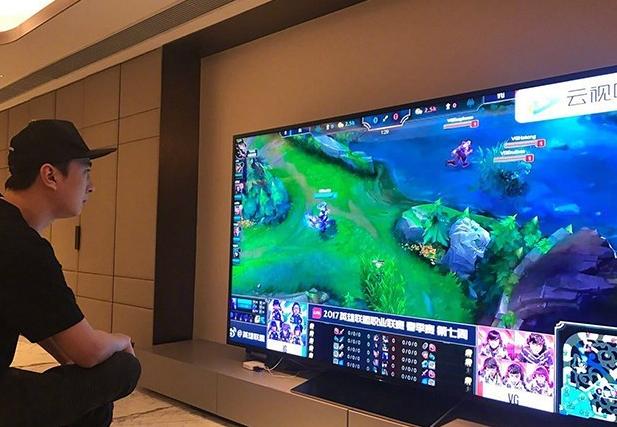 晒晒王思聪住的豪宅，装修造价过千万，连书房都放两台电脑