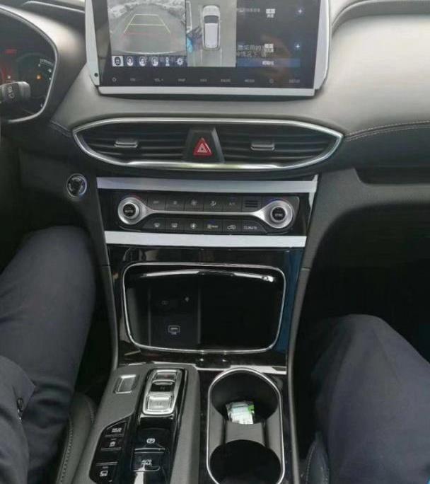 2019款现代胜达到店，造型硬派尺寸直逼途昂，还配按键换挡和8AT