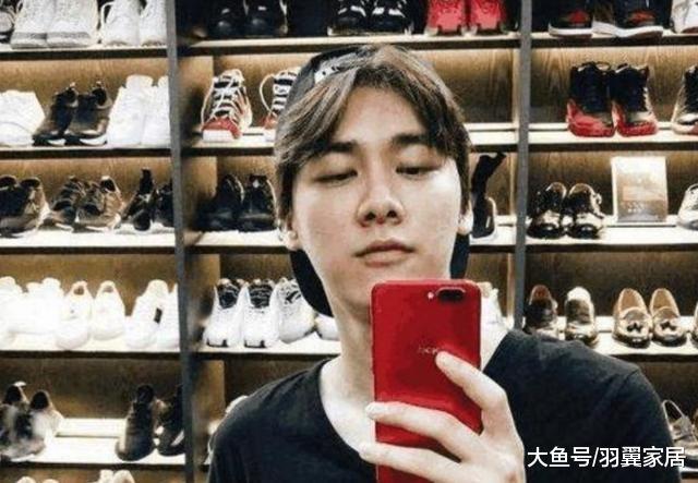 一起參觀李易峰住的豪宅，家里擺滿了名牌鞋子，在家經常下廚做飯