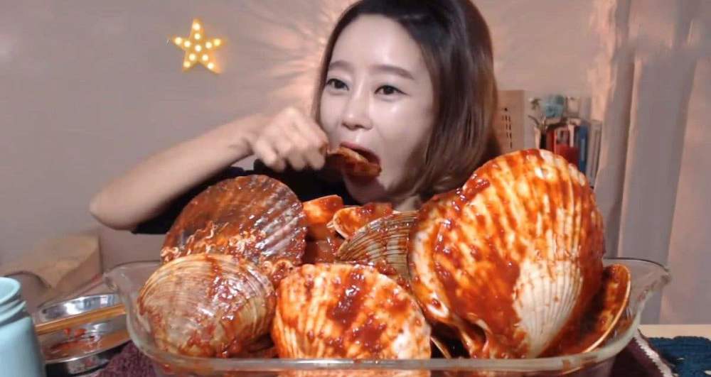 “骗了大家好多年”的网络吃播，把食物放大不说，强行催吐让人无法忍受