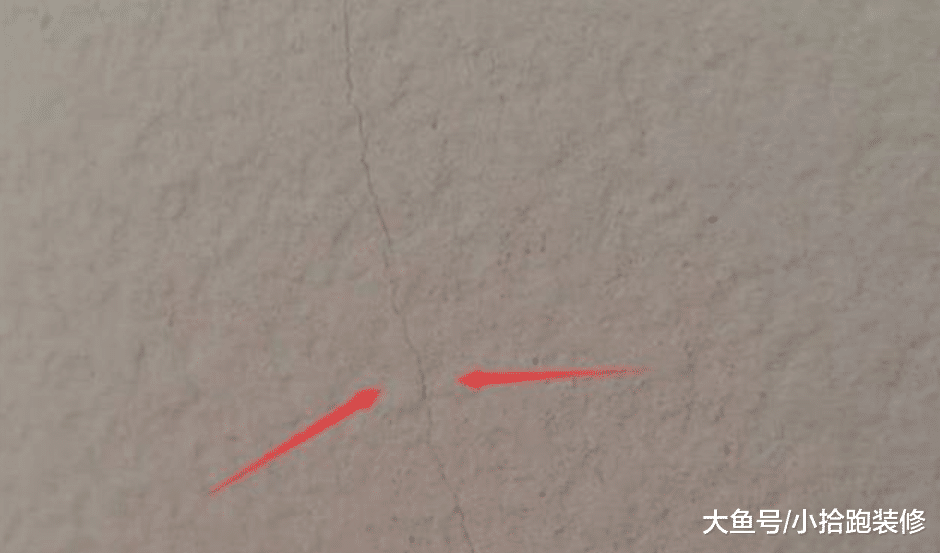 乳膠漆開裂，油工說和施工沒關系，并且把膩子鏟掉給業主看