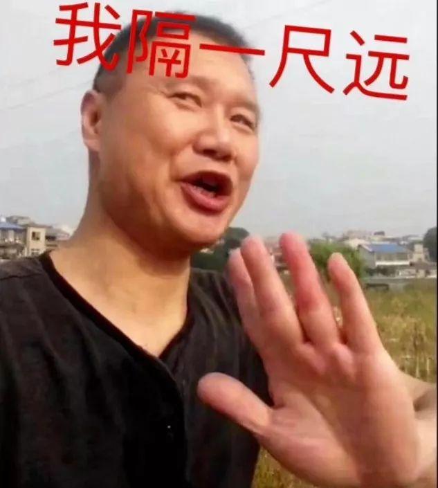 遛狗不牵绳的铲屎官注意，出现新型碰瓷，假装被狗咬要你赔钱！