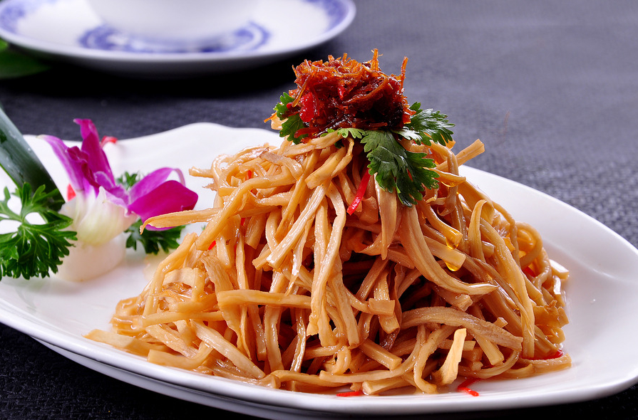 涼拌杏鮑菇，老人小孩都愛吃，隔壁小孩都饞哭了