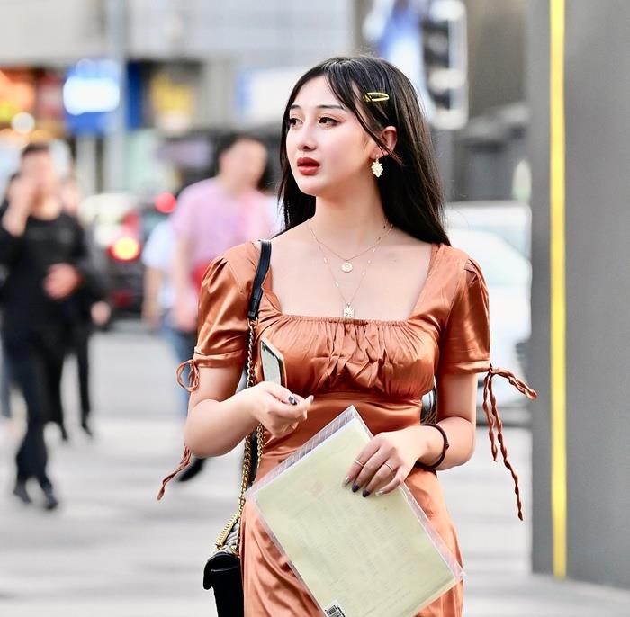 街拍：气质优雅的紧身裙美女