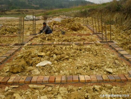 农民工19万自建三层毛坯主体，地基下有水没抽干对地基有影响吗？