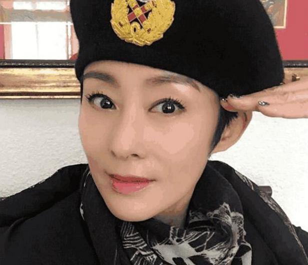 ?晒晒张敏住的豪宅，如今生活方式很精致，在家喜欢练习书法