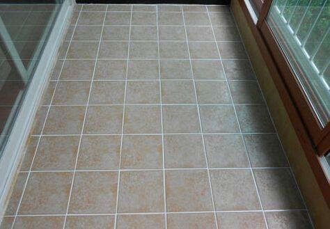 做美缝是技术活，碰上师傅这样做，赶紧制止小心瓷砖都毁了