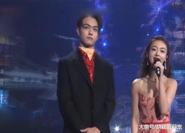 魏璎珞跨年晚会假唱被识破, 低级失误堪比萨顶顶拿反话筒, 扎心了!