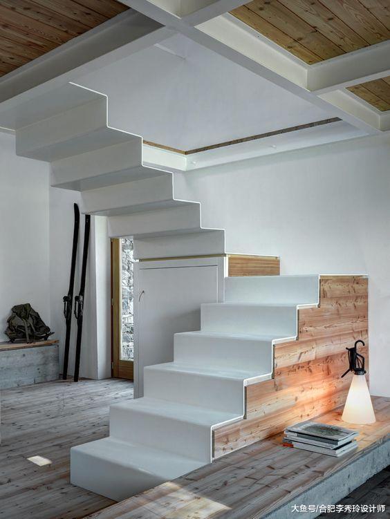 第一次见到拼接楼梯，一半悬空一半现浇，小区业主跑来围观却不敢踩