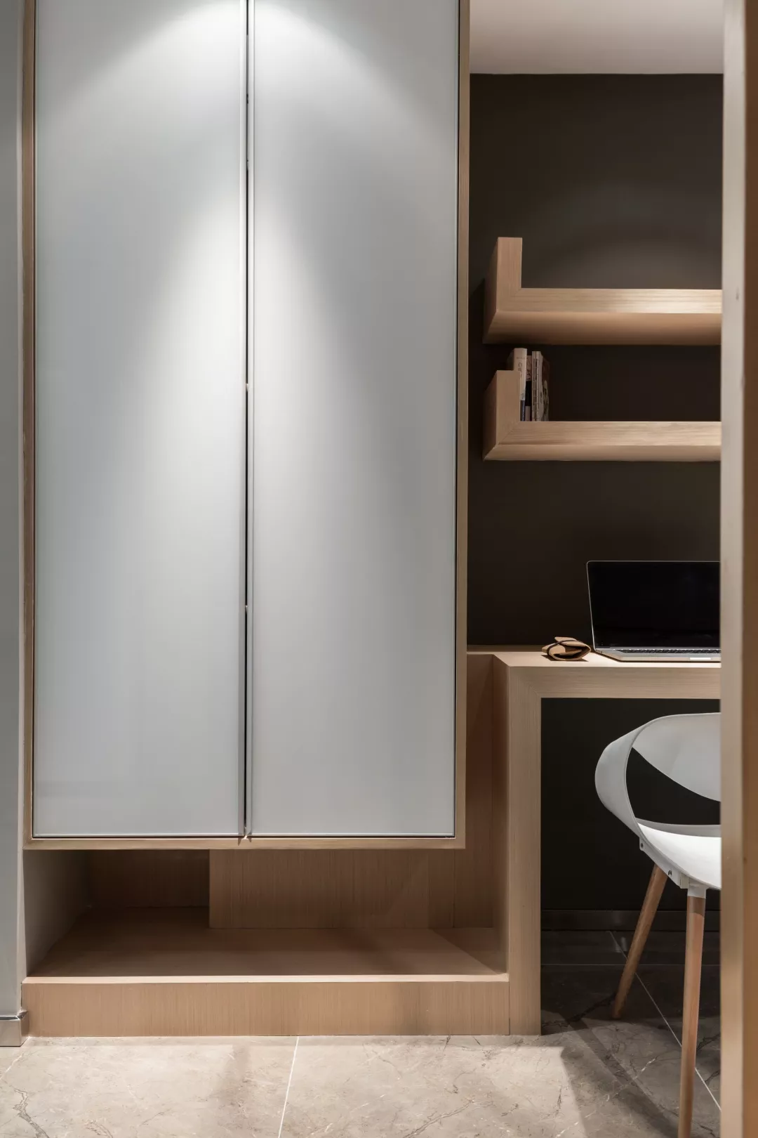 82平的现代简约风小户型二居室，灯光设计好有层次感