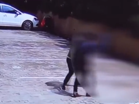 收留亲戚在自家店上班，没想到却遭到背叛，学成之后在旁边开了一家！