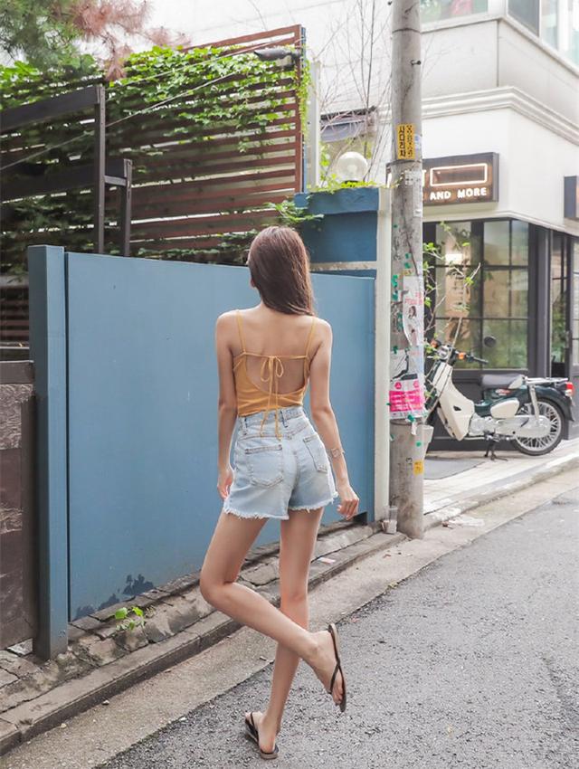 时尚穿搭，牛仔热裤小姐姐，修身吊带秀出曼妙迷人好身材