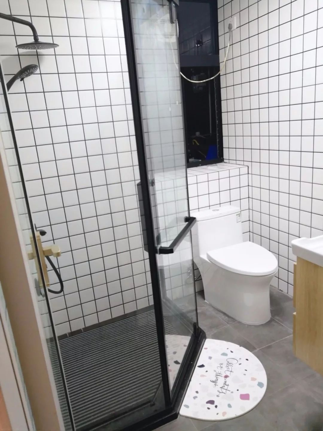 卫生间的淋浴房，怎么装隔断更好用？