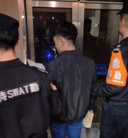 地铁上男子偷亲美女大腿被抓，警方提醒：天气炎热小心色狼！