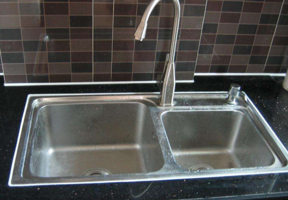 厨房和卫生间玻璃胶发霉，师傅教你这个方法补救，立马洁白如初