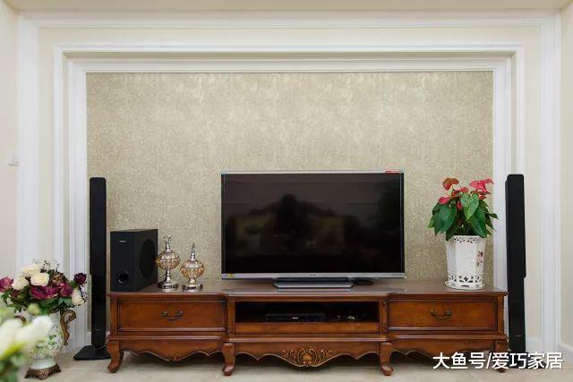 家里万万不要装背景墙了，如今流行这种设计，既省钱又美观