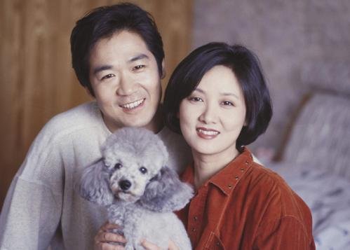 其次就是吕丽萍了,她经历了三段婚姻,第一任丈夫就是著名演员张丰毅