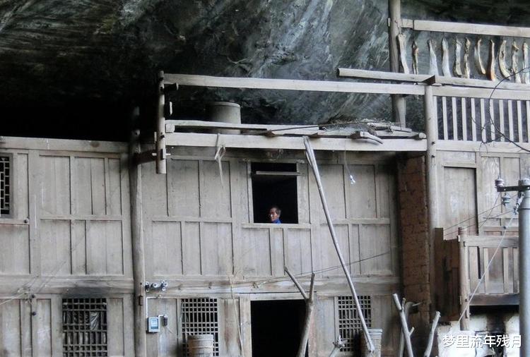 在山洞中居住60年的八旬夫妇，怡然自得，生有3个娃