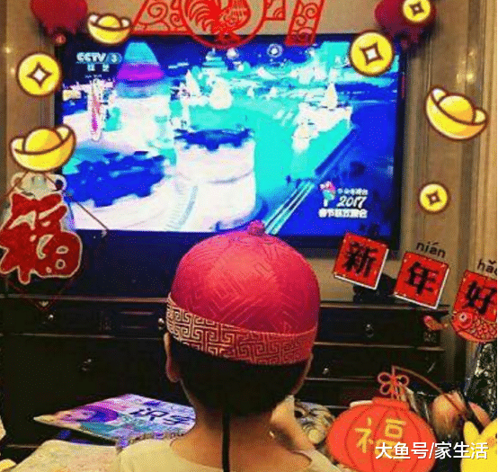 晒晒李思思住的豪宅，家里都是黑檀木家具，一个梳妆台都价值不菲