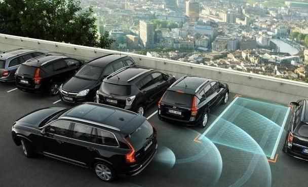 男子骑车撞上宾利，车主让帮忙先买瓶水，回来才知道是什么原因！