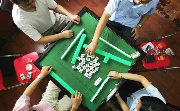 河北老大爷打麻将没输过，临死前告诉儿子，二张牌不留，稳赢