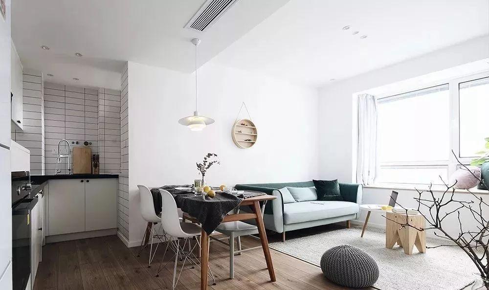 清爽简约北欧小三房装修，主卧薄荷绿墙面搭配白色铁艺床真好看！