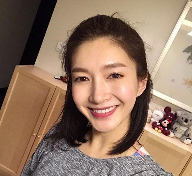 参观江疏影住的豪宅，在家还会包饺子吃，每天都要健身锻炼