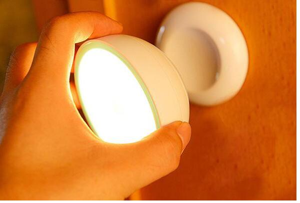 老式熨斗已淘汰，现都流行这种”熨衣神器“，打理皱衣快又好