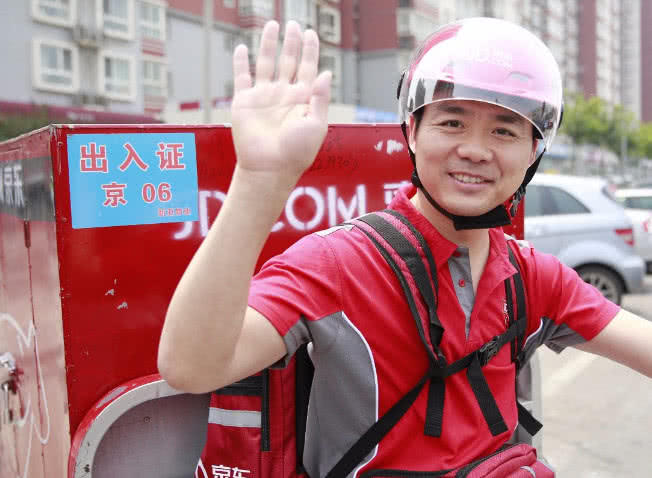 刘强东曾经许诺，跟他干够5年就买房，十年过后001号员工有几套房