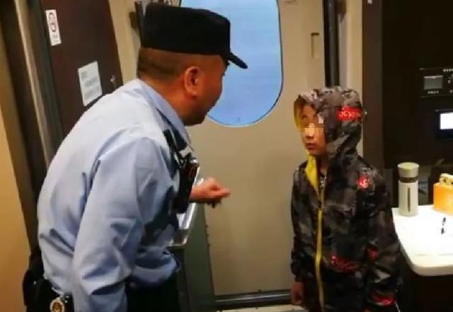 母亲赶高铁太慌张，带着9岁女儿上车，却将自己11岁儿子“丢”了